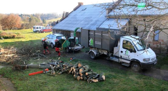 upservis nákladní vozidlo na zahradě a nařezaný strom